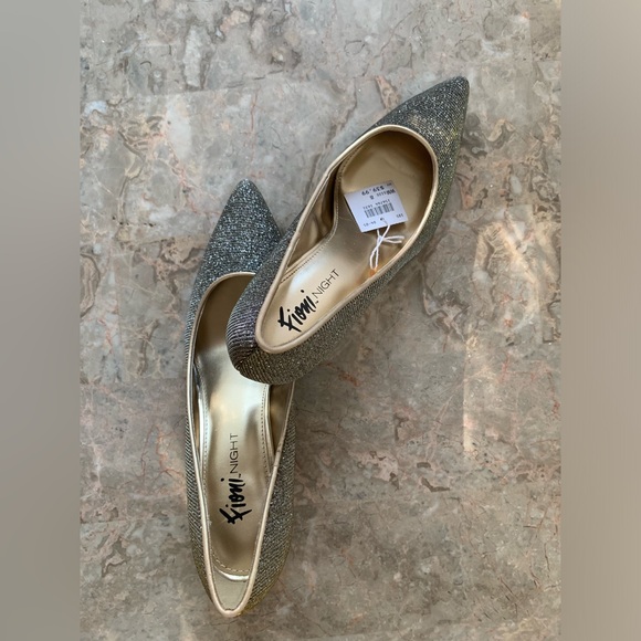 Classy Sparkle Blackend Gold Pointed Toe Heels - Picture 4 of 9